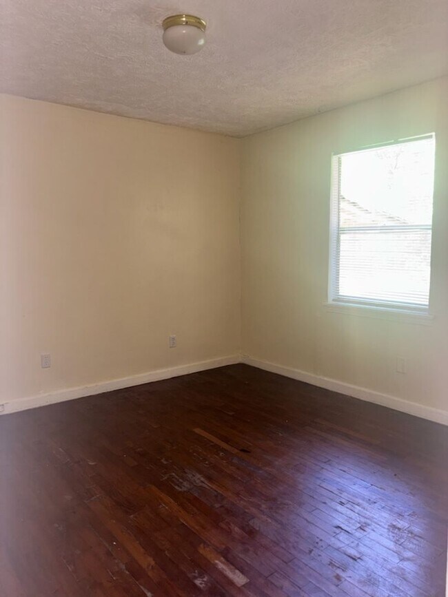 Building Photo - 5076 London Ln