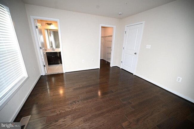 Building Photo - 2413 Glenallan Ave