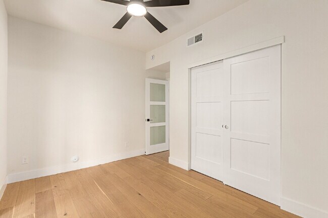 Building Photo - Gorgeous 2-Bed, 2-Bath duplex in the Garfi...