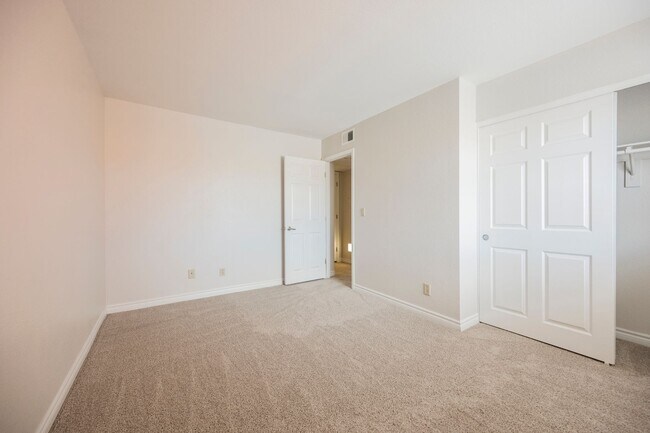 Building Photo - Beautiful 1 bedroom condo Resort style guard gated community