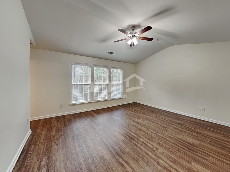 Building Photo - 325 Balaban Cir