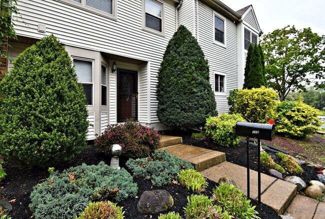 Building Photo - 3BR+BSMT Townhome (Tapestry) with COUNCIL ...