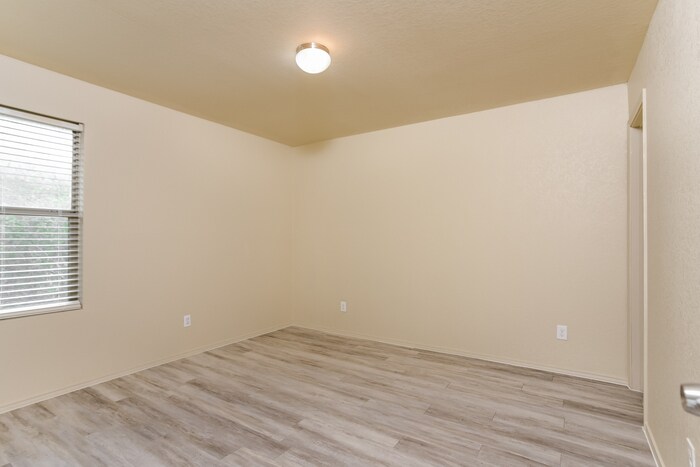 Building Photo - 5918 Aspen Gdn