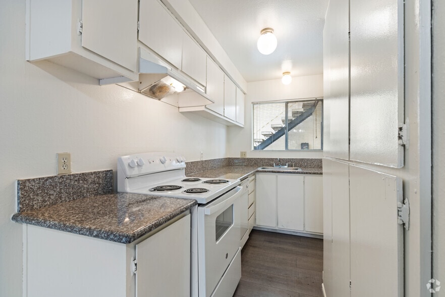 2BR, 1.5BA - 800SF - Kitchen - Villa Riviera Apartments