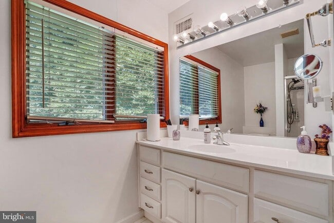 Building Photo - 5135 Summit Dr