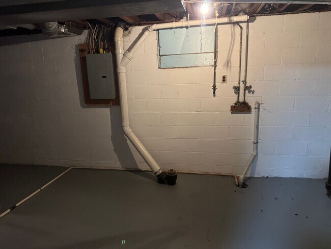 Building Photo - 3 Bedroom 1.5 bathroom Single Family Home, Upper Arlington Schools