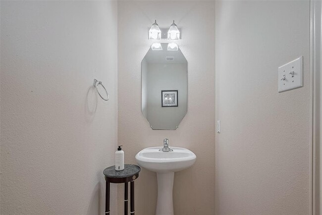 Building Photo - 21627 Cozy Hollow Ln