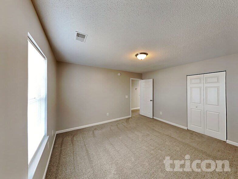 Building Photo - 204 Fox Grove Cir