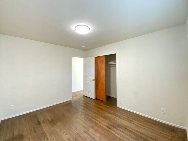Building Photo - NEWLY RENOVATED Unit, w/ HIGH CEILINGS, Sp...