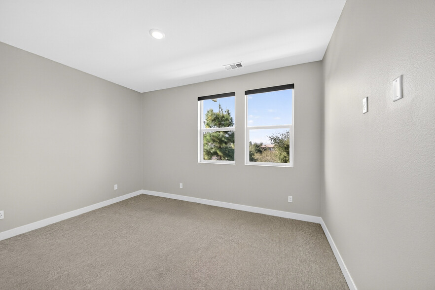 Building Photo - 346 Chorus