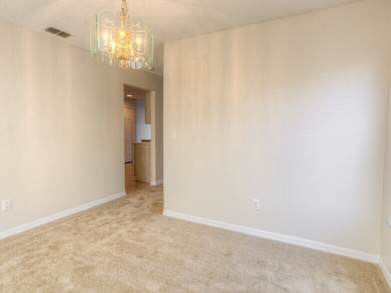 Building Photo - 2217 Heathwood Cir