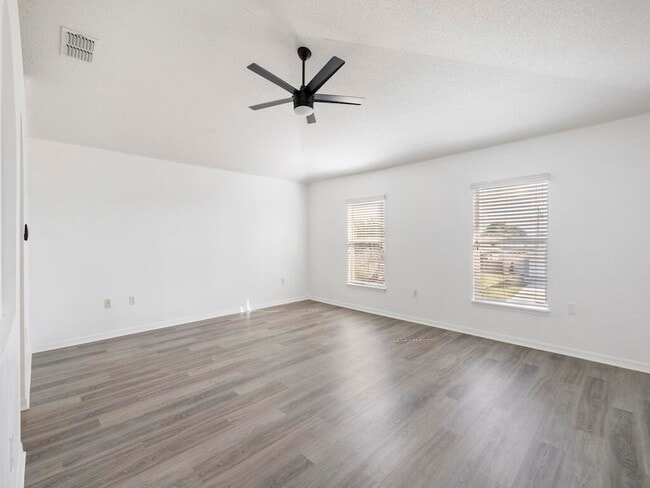 Building Photo - 981 SW McElroy Ave