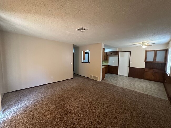 Building Photo - 3 Bed 1.5 Bath 2 Car Garage