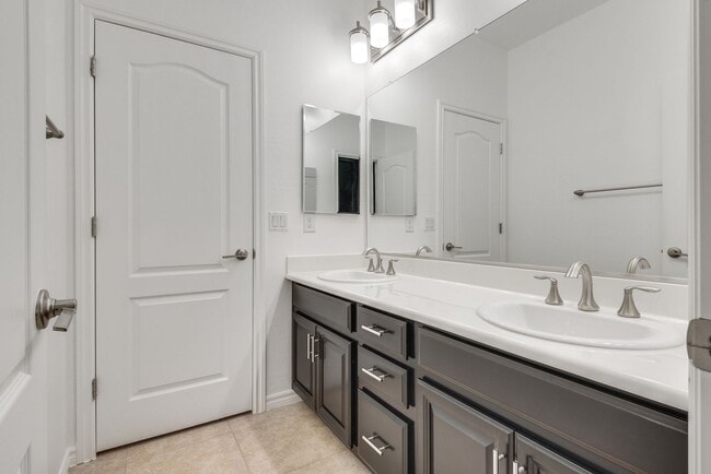 Building Photo - Welcome to your dream home located in the prestigious guard-gated community of Tuscany in Henderson!