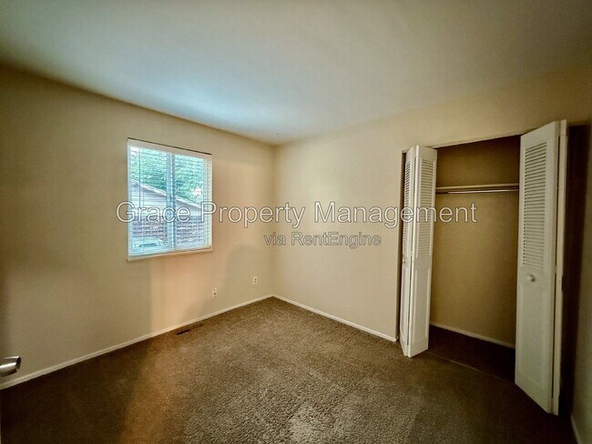 Building Photo - 1070 Iris St