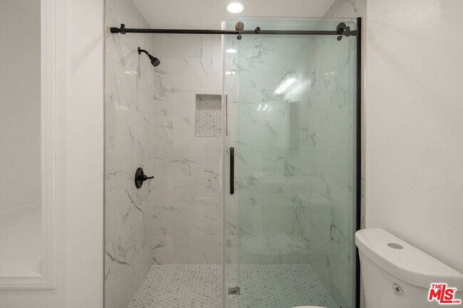 Building Photo - 435 W Elk Ave