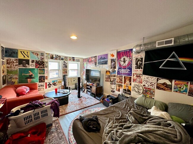 Building Photo - 2369 Victor St