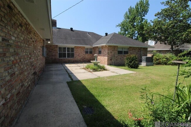 Building Photo - 11067 Goodwood Blvd