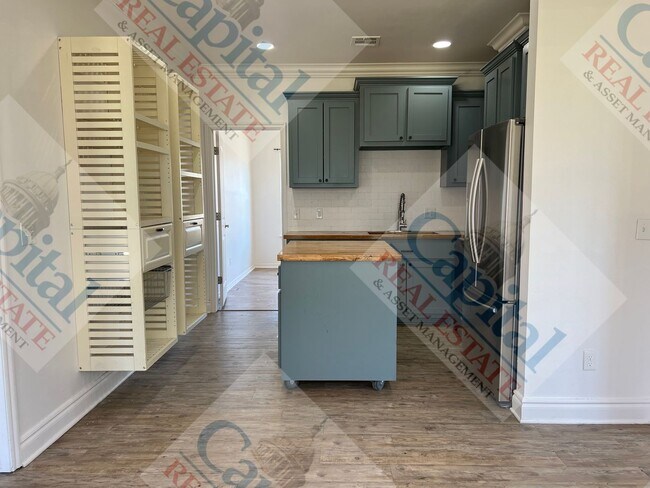 Building Photo - Charming 3 Bedroom