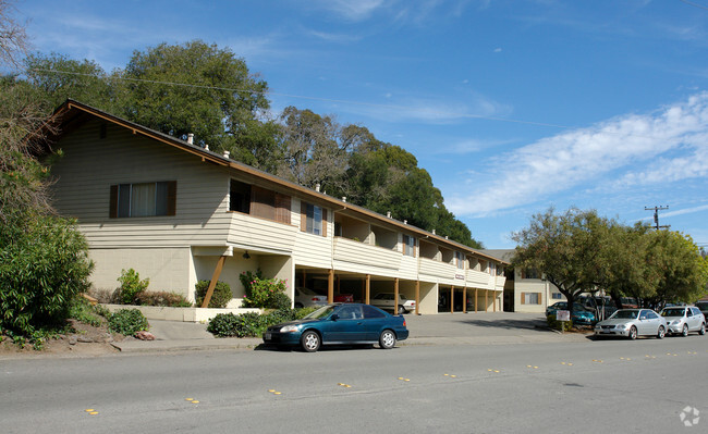Building Photo - Town and Country Apartments