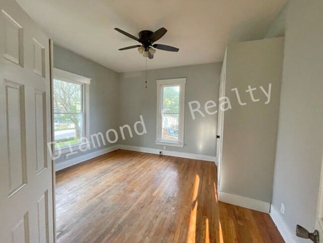 Building Photo - 3 Bedroom Bungalow available Early June!