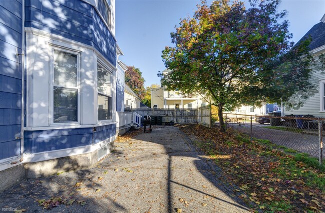 Building Photo - 3 br, 1 bath Triplex - 190 Blodget Street 2