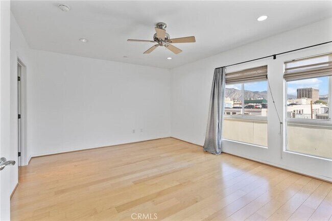 Building Photo - 159 W Green St