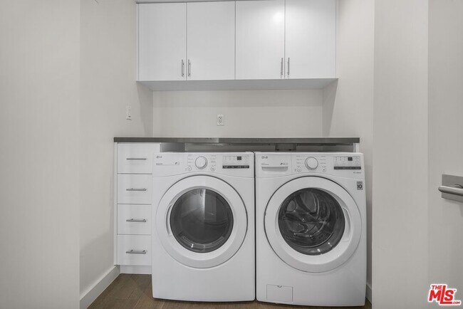 Building Photo - 141 Hollister Ave