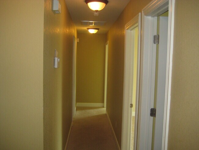 Building Photo - 15 Bluestem Ln