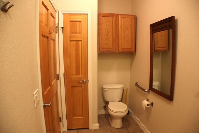 Building Photo - Lovely 2 Bedroom Ground Level Condo