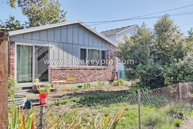 Building Photo - 2 Bed, 1 Bath Duplex with Fully Fenced Yar...