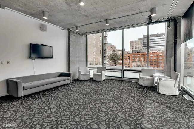 Building Photo - 611 S Wells St