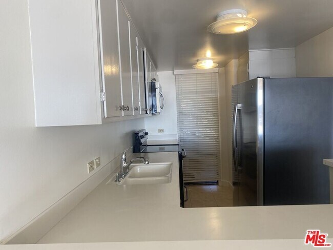 Building Photo - 4265 Marina City Dr