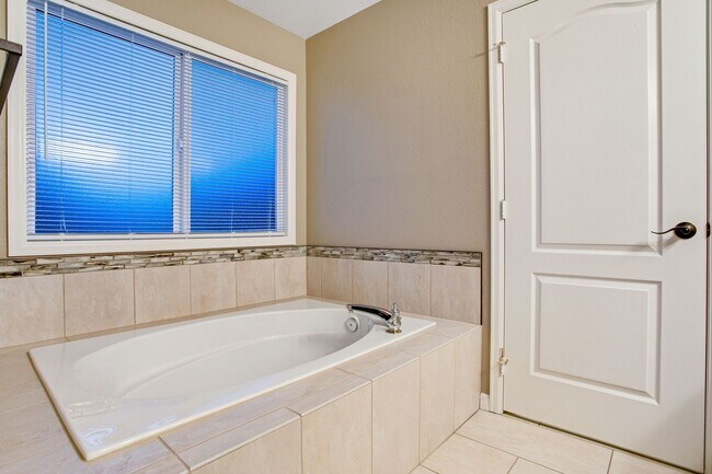 Building Photo - Stunning Updated Patio Home in Highland Me...