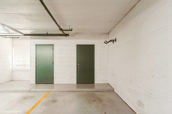 Building Photo - 5360 N Lowell Ave