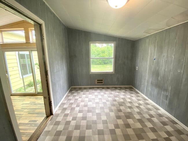 Building Photo - 5 bed 1.5 Bath Single Family Home! Near NDSU!