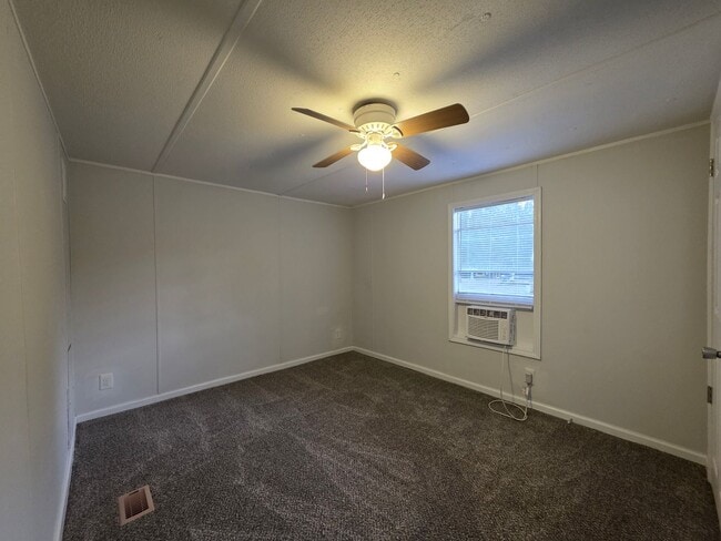 Building Photo - Newly Remodeled Trailer - Close to New River Air Station