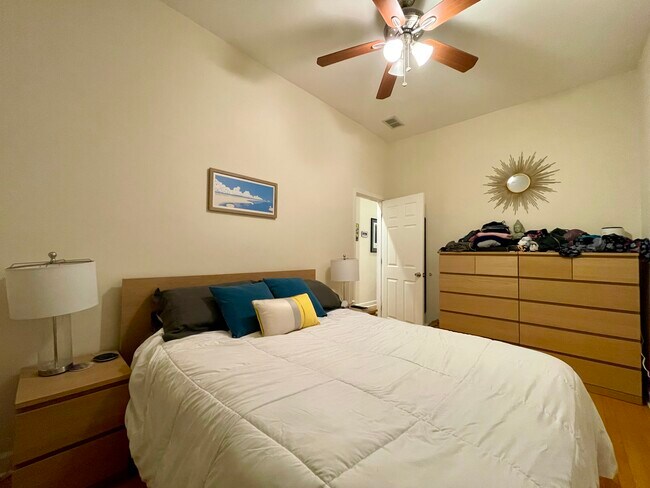 Building Photo - 2620 W Armitage Ave