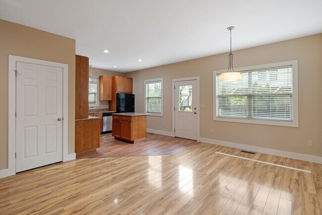Building Photo - Modern Kenilworth Home