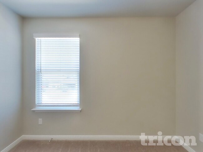 Building Photo - 13551 Paxton Blvd