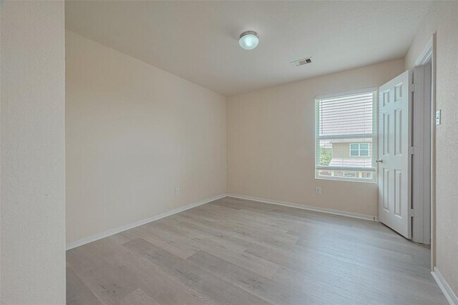 Building Photo - 18402 Each Elm Way