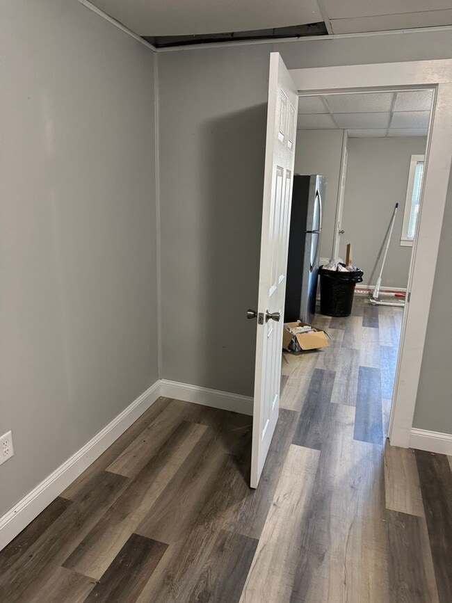 Building Photo - Freshly remodeled 2 bed 1bath on a cozy co...