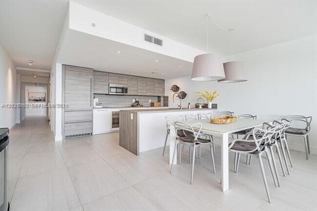 Building Photo - 400 Sunny Isles Blvd