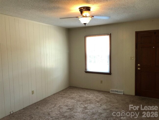 Building Photo - 1411 Roundtree Ln