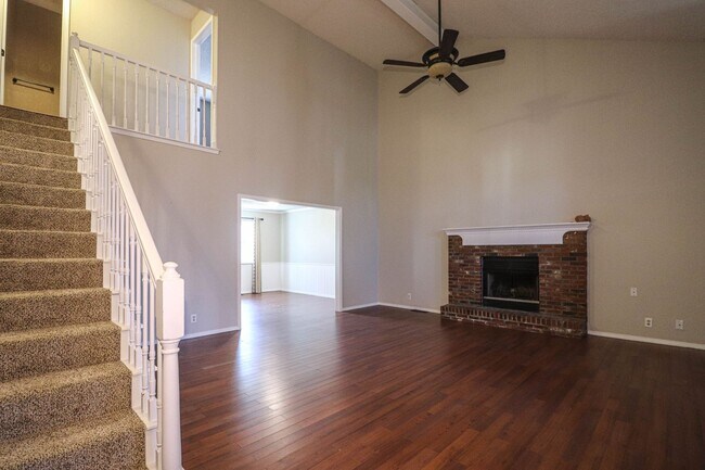 Building Photo - 4 bedroom, 2 1/2 bath, 2 car garage located in the quiet Summit View subdivision.