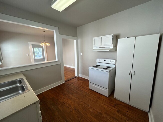 Building Photo - MOVE IN SPECIAL! One Bedroom One Bathroom ...