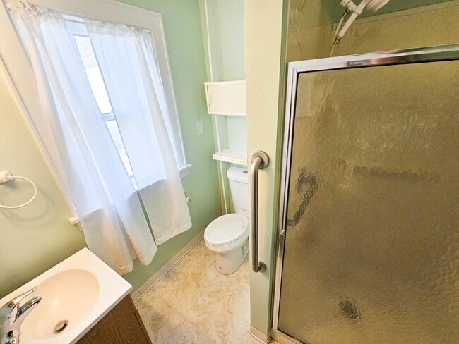 Building Photo - 17 W Woodsdale Ave