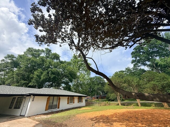 Building Photo - Newly Renovated Property - Family Home