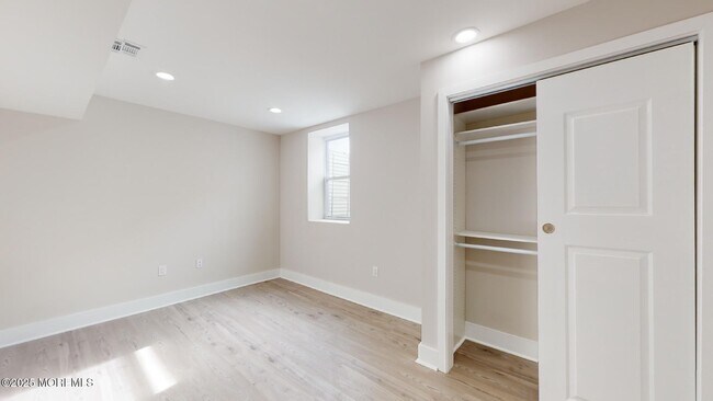 Building Photo - 1 Howland Ave