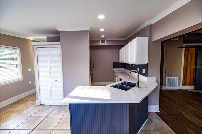 Building Photo - 2026 Sunset Ln